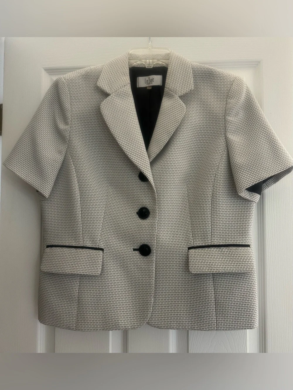 Gently worn women’s Le Suit Black & light gray Textured 2 Piece Pant Suit